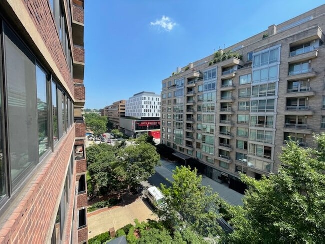 Building Photo - 2 bedroom 2 bath WITH PARKING