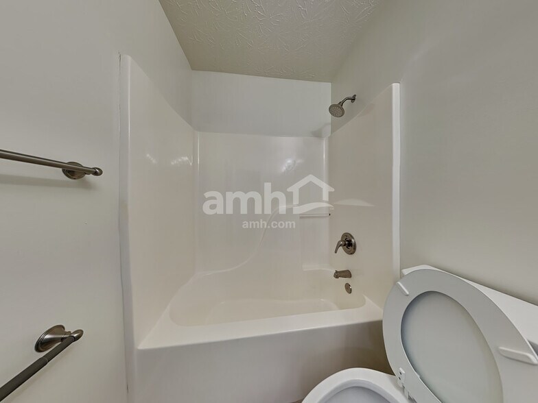 Building Photo - 3202 Meadoway Ct