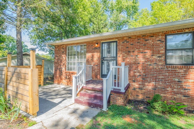 Building Photo - 2809 Lay Ave