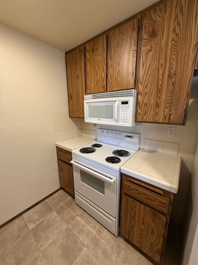 Building Photo - Spacious 1 Bedroom, 1 Bath Condo with Vaul...