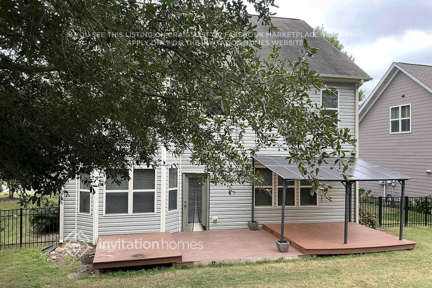 Building Photo - 2112 Longmont Dr