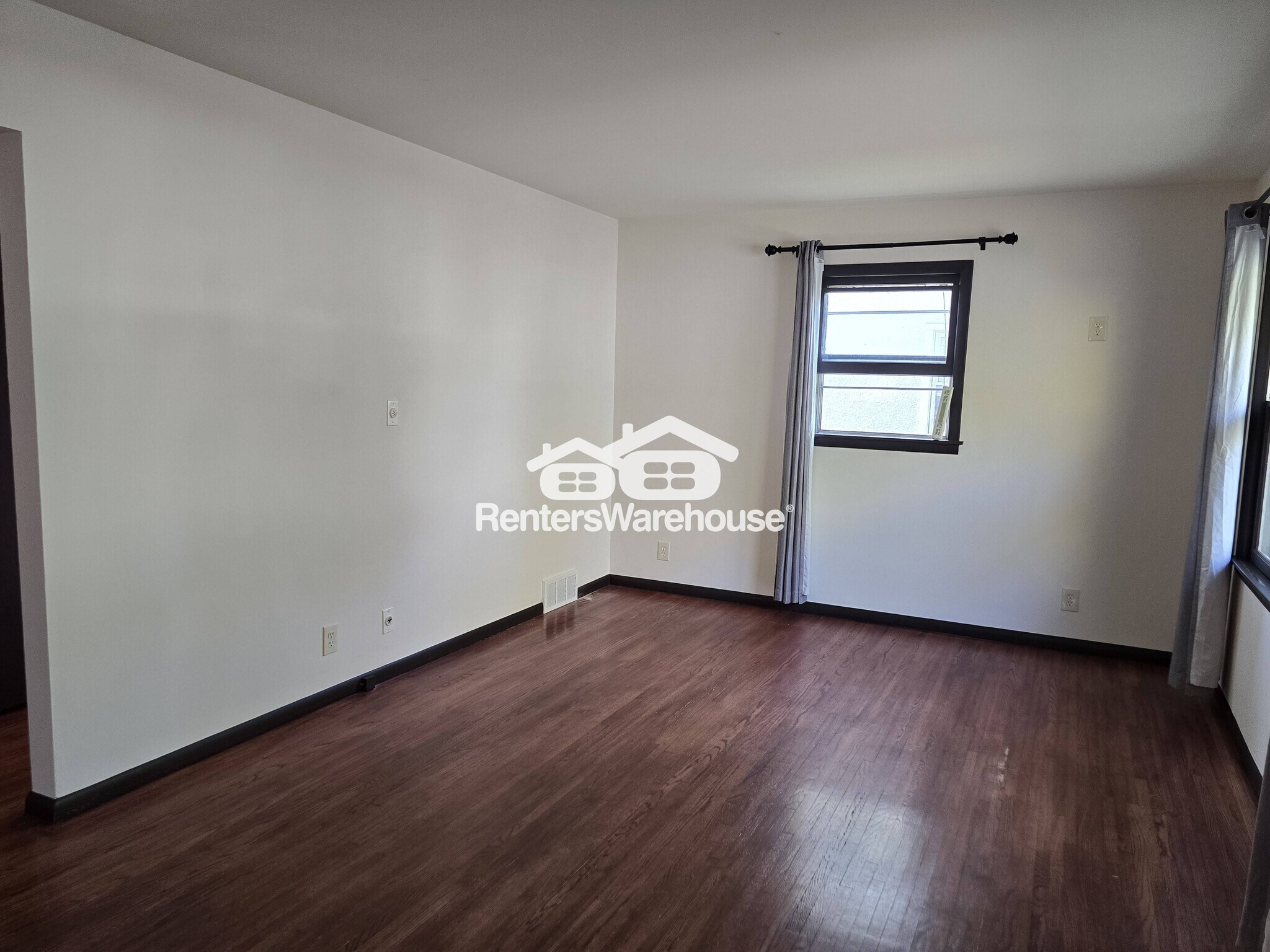 Building Photo - 810 3rd Ave E