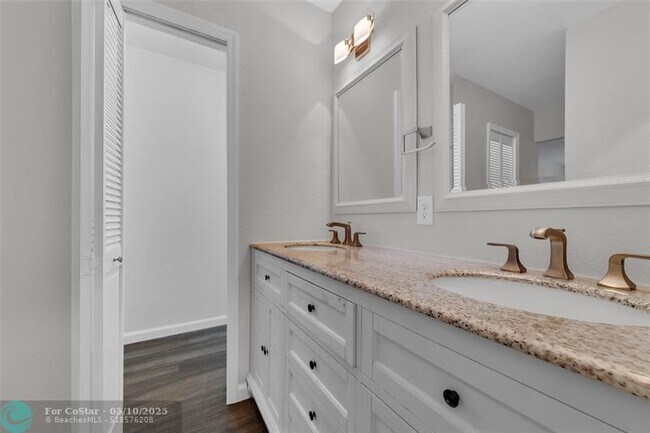 Building Photo - 160 Cypress Club Dr