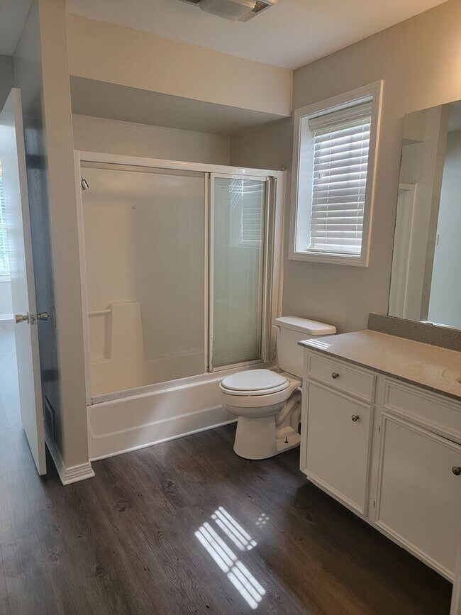 Building Photo - 4 Bedroom 2 bathroom