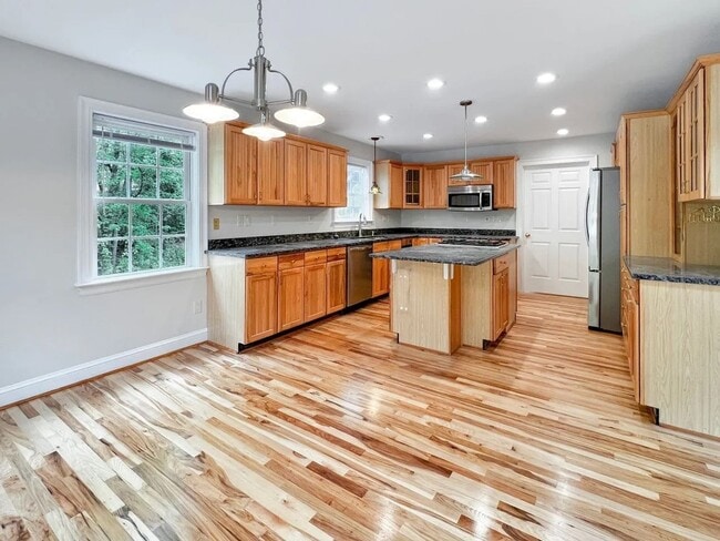 Building Photo - Secluded Near West End 5 bedroom