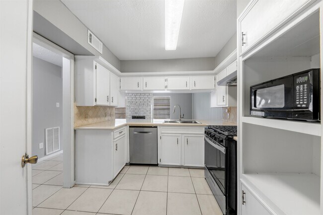 Building Photo - 11610 S Kirkwood Rd