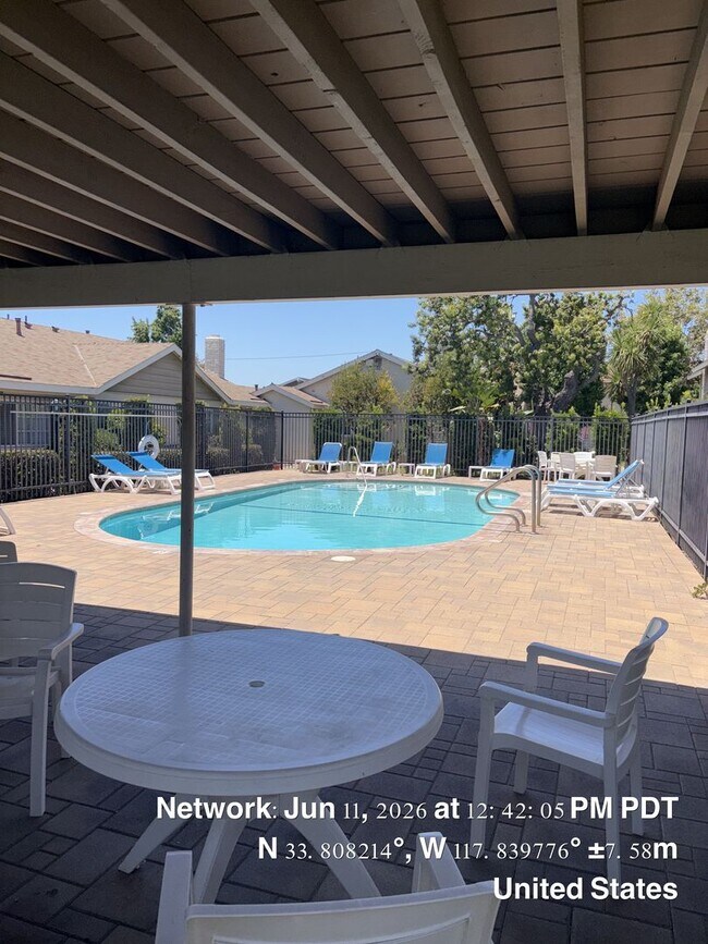 Building Photo - Two bed 1.5 bath townhome available now.