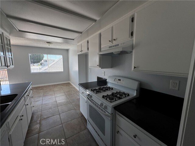 Building Photo - 579 W 14th St