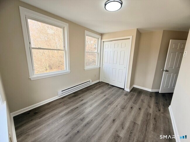 Building Photo - 3 Maple St