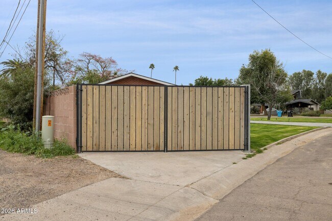 Building Photo - 1216 W Rovey Ave