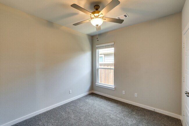 Building Photo - 657 Blackland dr
