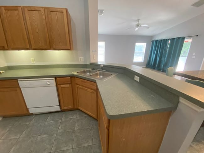 Building Photo - 4 Bedroom 3 Bath home in Sandy Ridge subdivision, in Davenport for RENT!