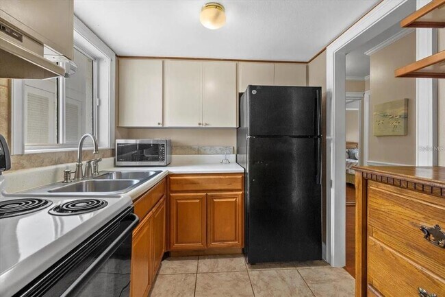 Building Photo - 2047 Canal Dr