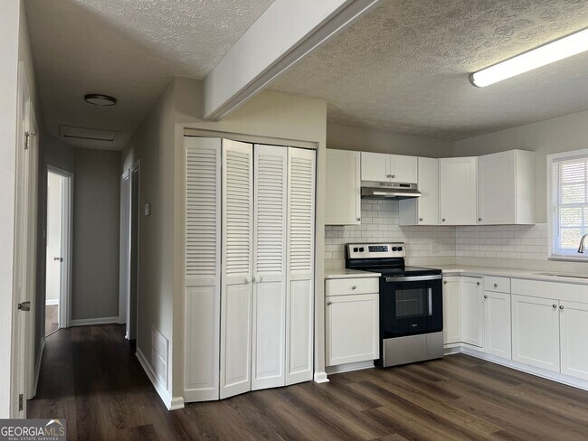 Building Photo - 1695 E Broad St