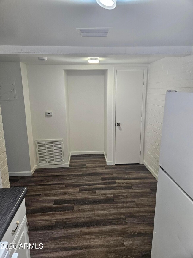 Building Photo - 521 E Bethany Home Rd