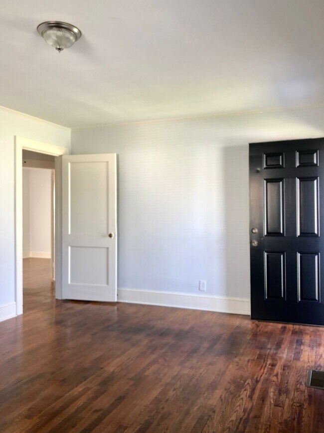 Building Photo - Adorable Bungalow with 2BR/1BA in Greer - desirable neighborhood in Greenville County - close to ...