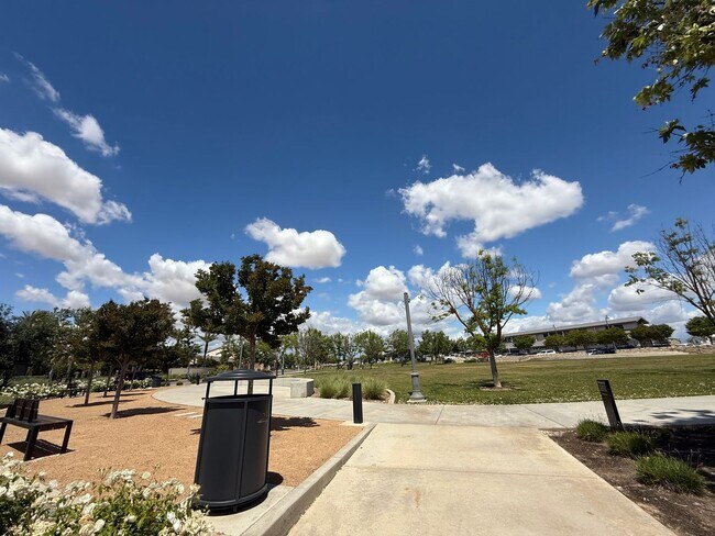 Building Photo - 3 bedroom, 2 bathroom home located in the vibrant community of Madera, CA