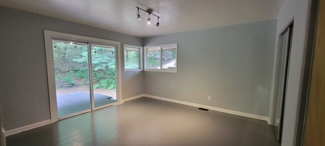 Building Photo - 4 bedrooms 3 baths beautiful house