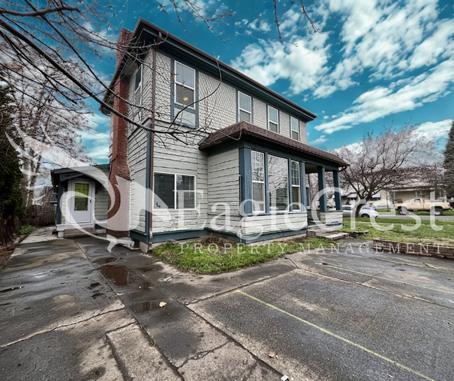 Building Photo - Comfortable 5 Bedroom Home with Modern Touches, Large Bedrooms & Front Porch