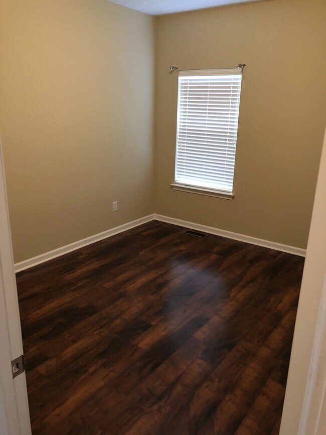 Building Photo - 2 Bed, 2 Bath Condo with Tandem Garage