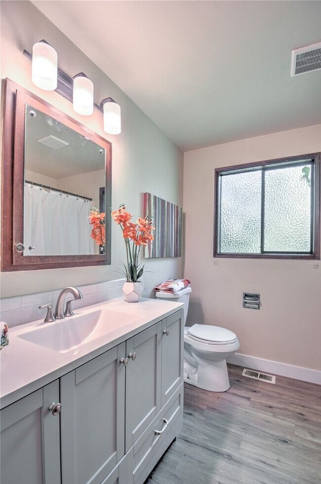 Building Photo - Desirable west side location! 2 bed/ 1.75 bath. Olympia school district