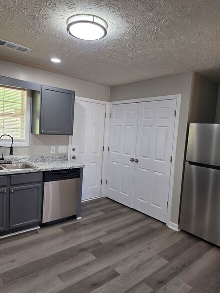 Building Photo - 515 Baron Dr