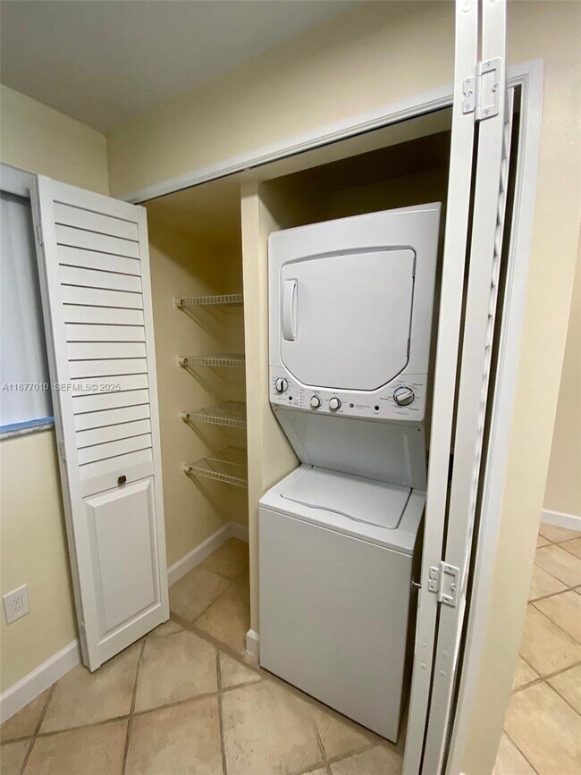 Building Photo - 8881 Fontainebleau Blvd