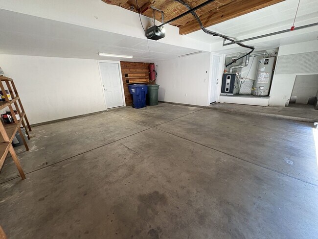 Building Photo - Beautiful eastside location