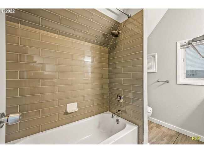 Building Photo - Victorian-style apartment available in the serene SW Hills