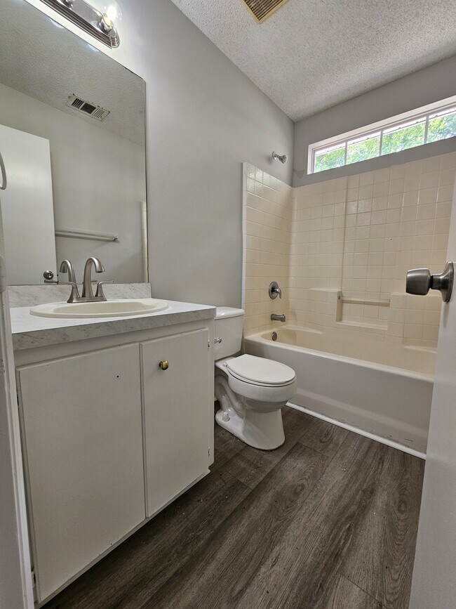 Building Photo - 1411 E 58th St