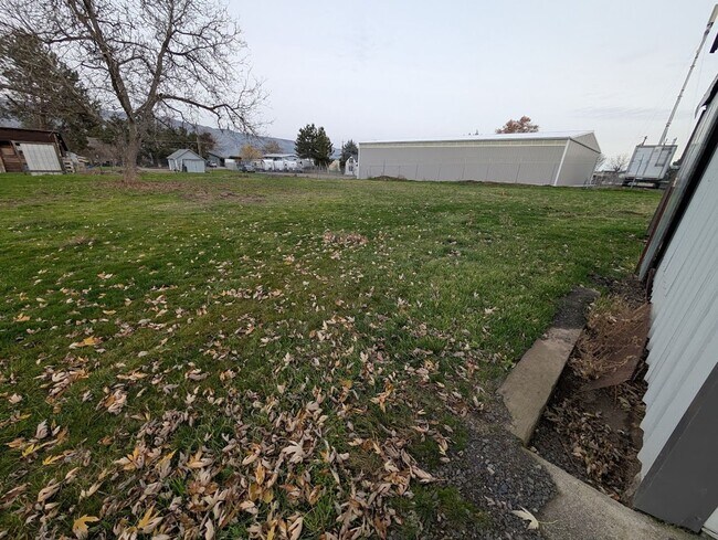 Building Photo - Fantastic 3 Bedroom Clarkston House with Fenced Backyard