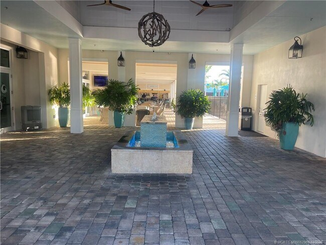 Building Photo - 118 NE Bay Dr