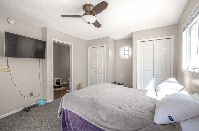 Building Photo - 8827 Lincoln St NE