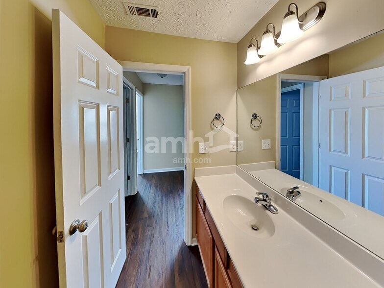 Building Photo - 313 School House Ct