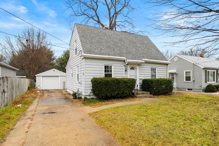 Building Photo - 423 Cornell Dr