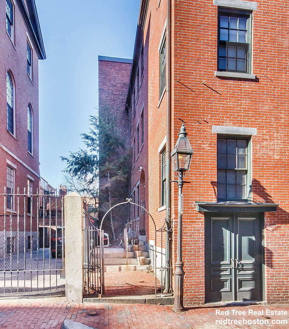Building Photo - 45 Anderson St