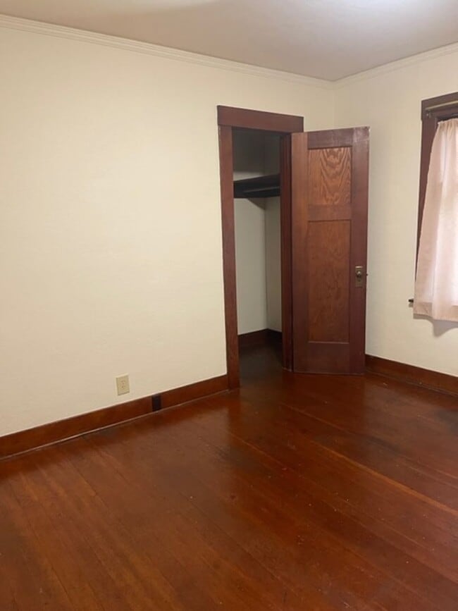 Building Photo - Spacious Craftsman Home