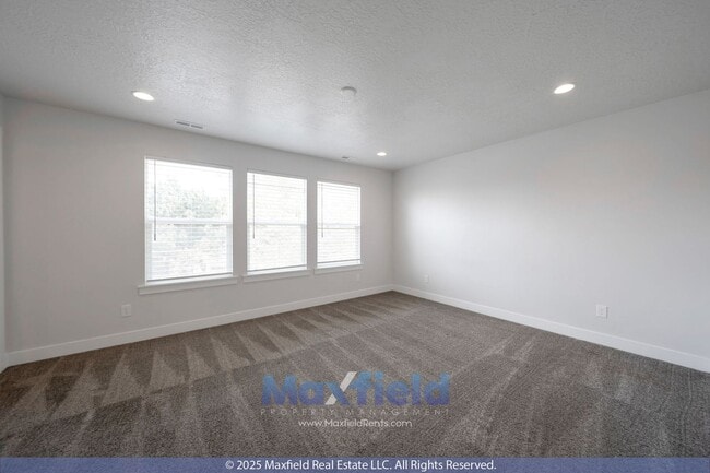 Building Photo - Spacious Twin Home - EV friendly - North S...