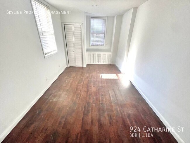 Building Photo - 924 Catharine St