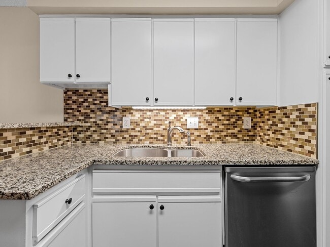 Building Photo - Gorgeous 2 bedroom home- Move-In Ready Condo in Parkview. Minutes to Downtown Greenville & the Ne...