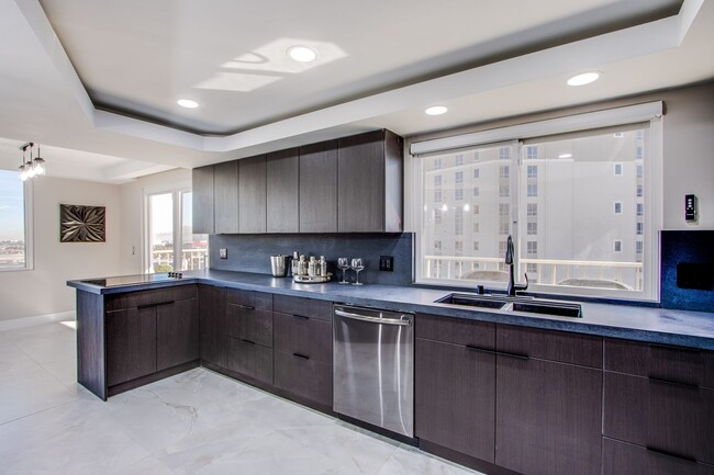 Building Photo - 2 bed 2 bath fully furnished luxury condo ...