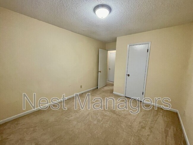 Building Photo - 2109 Hollyridge Pl