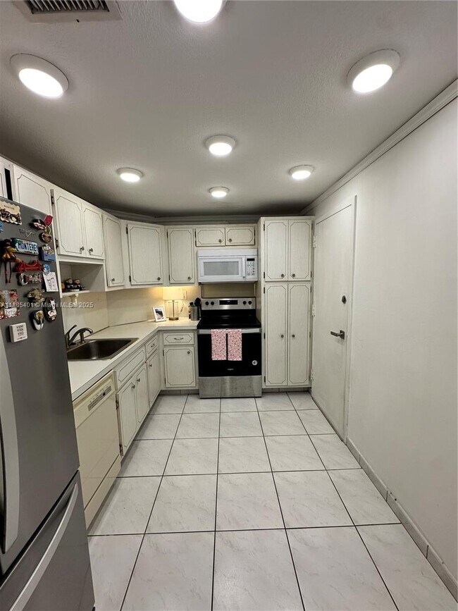 Building Photo - 300 Bayview Dr