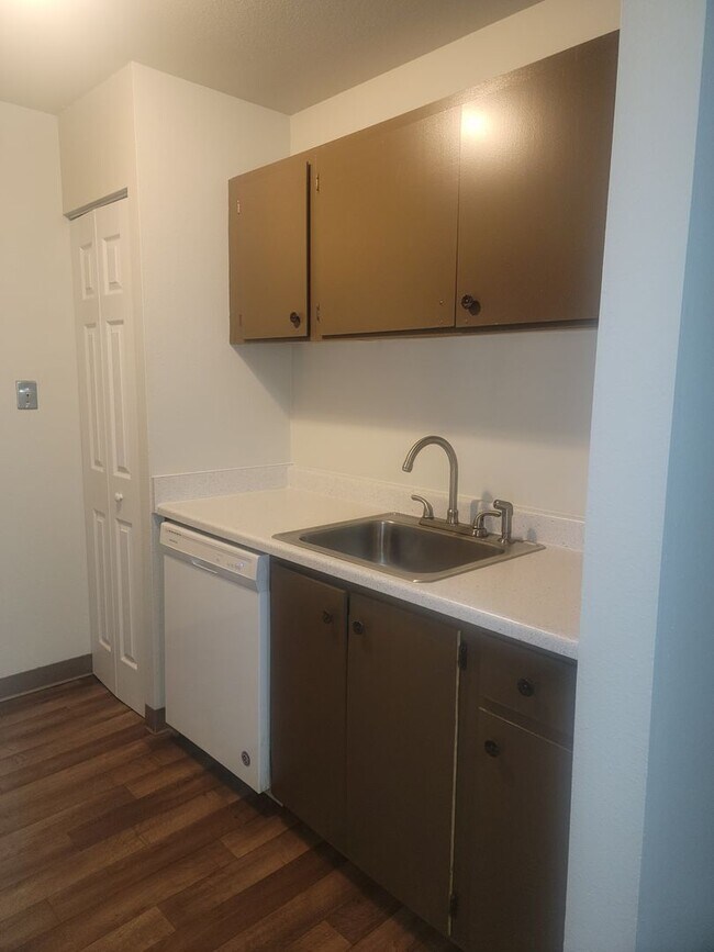 Building Photo - MOVE IN SPECIAL $500 OFF MOVE IN COSTS 2 Bedroom, North Tacoma, $1395 + $100 w/s/g = $1495.00, up...