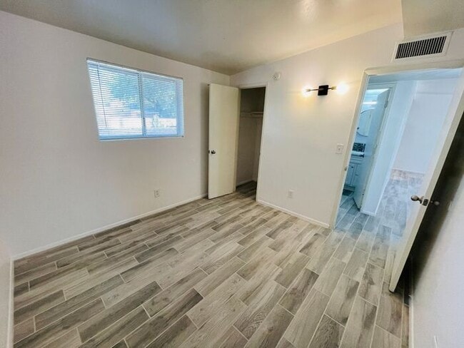 Building Photo - ***MOVE-IN SPECIAL*** Fully Remodeled 2 Be...