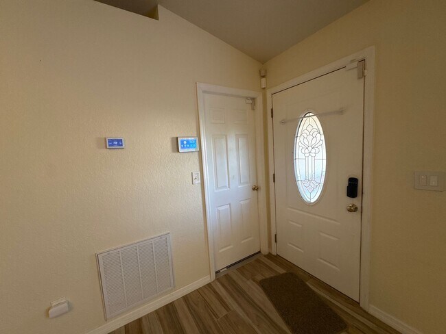 Building Photo - Beautiful Pool Home In Great Location!
