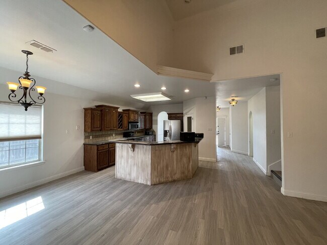 Building Photo - Gorgeous 4 bed 2.5 bath!