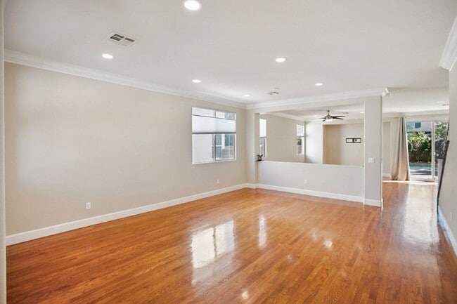 Building Photo - Southwest Pool Home With First Floor Bed And Bath