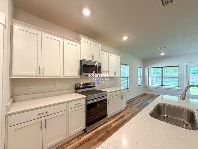 Building Photo - 220 Camellia Dr