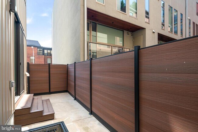 Building Photo - 142 S Front St